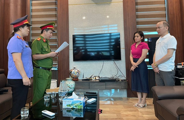 Cơ quan Cảnh sát điều tra Công an tỉnh Thanh Hóa thi hành Lệnh khám xét nơi ở đối với Lê Thị Thắm. Ảnh: VKSND tỉnh Thanh Hóa