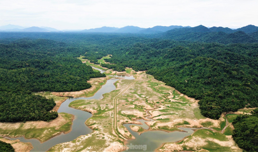 Trong quá trình mở đường 22, nhận thấy hàng chục ha đất bằng phẳng nằm dưới chân núi, lực lượng quốc phòng thời đó chọn điểm này làm sân bay dã chiến. Đến khoảng cuối năm 1972, đầu năm 1973 sân bay cơ bản hoàn thành, nhưng bị phát hiện. Địch dùng máy bay B52 đánh phá ác liệt, vì vậy chưa có chuyến bay nào kịp cất cánh tại sân bay này. Trong ảnh là dấu tích của đường băng sân bay dã chiến lộ rõ khi mực nước hồ Kẻ Gỗ rút cạn.
