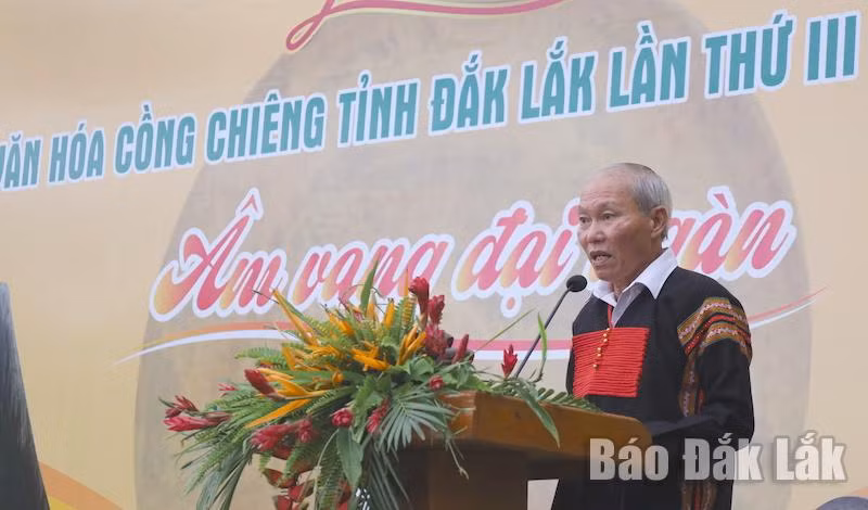 Ông Thái Hồng Hà, Giám đốc Sở Văn hóa, Thể thao và Du lịch, Trưởng Ban tổ chức liên hoan phát biểu khai mạc.