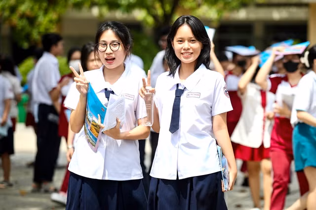 Thí sinh kết thúc kỳ thi tốt nghiệp THPT 2024 với tâm trạng thoải mái. Ảnh: NHẬT THỊNH
