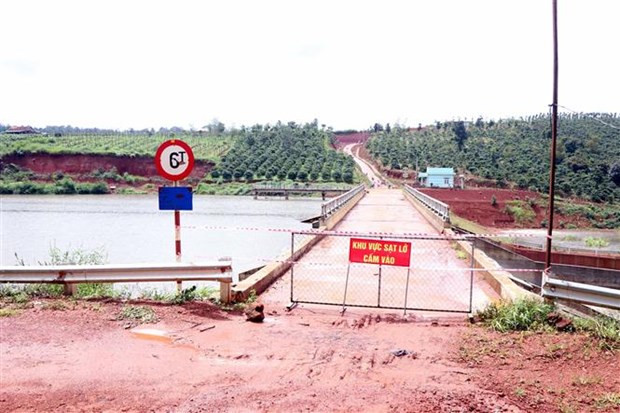 Cảnh báo sạt lở trên thân đập hồ Đắk N’ting. (Ảnh: Minh Hưng/TTXVN) Cảnh báo sạt lở trên thân đập hồ Đắk N’ting. (Ảnh: Minh Hưng/TTXVN)