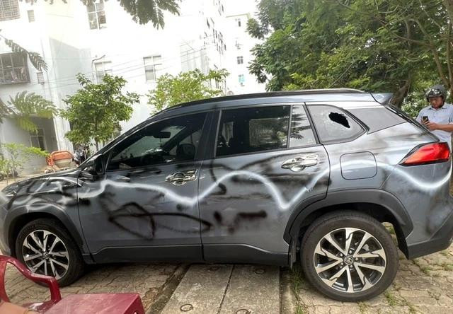 Ô tô chị L. bị xịt sơn, đập phá kính xe. ẢNH: NGUYỄN TÚ Ô tô chị L. bị xịt sơn, đập phá kính xe. ẢNH: NGUYỄN TÚ