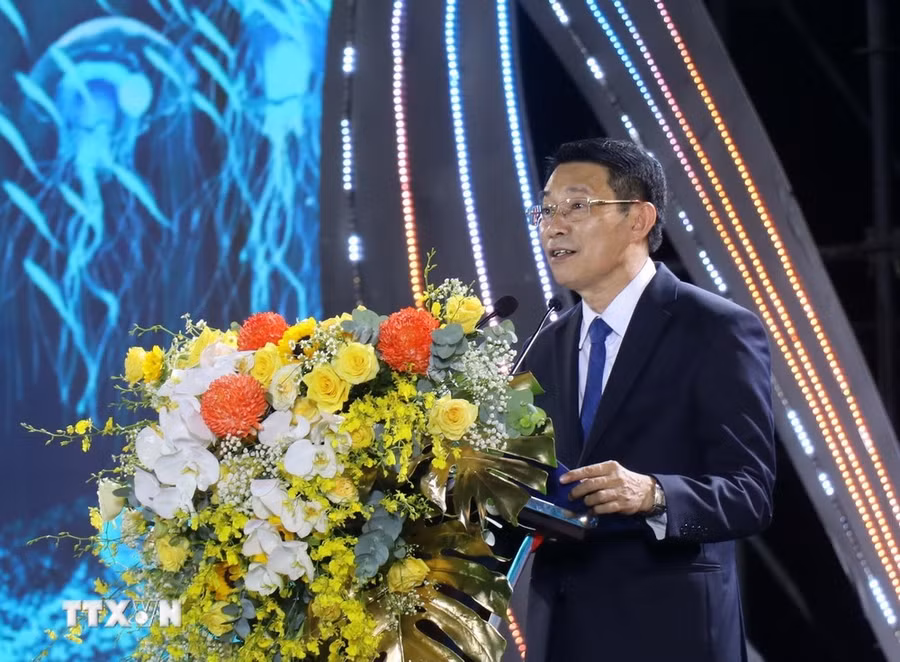 Phó Chủ tịch Ủy ban Nhân dân tỉnh Khánh Hoà Đinh Văn Thiệu phát biểu. (Ảnh: Đặng Tuấn/TTXVN)