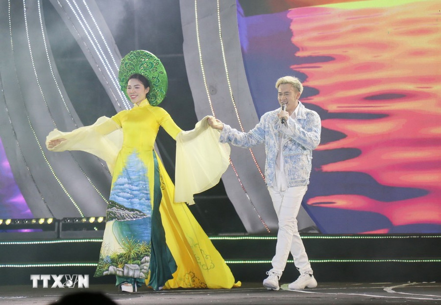 Tiết mục văn nghệ trong đêm khai mạc. (Ảnh: Đặng Tuấn/TTXVN) Tiết mục văn nghệ trong đêm khai mạc. (Ảnh: Đặng Tuấn/TTXVN)