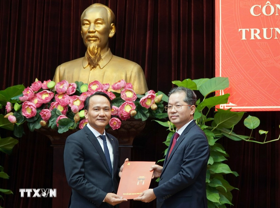 Ủy viên Trung ương Đảng, Bí thư Thành ủy Đà Nẵng Nguyễn Văn Quảng (phải) trao Quyết định của Ban Bí thư Trung ương Đảng chuẩn y ông Nguyễn Đình Vĩnh giữ chức Phó Bí thư Thành ủy Đà Nẵng. (Ảnh: Quốc Dũng/TTXVN) Ủy viên Trung ương Đảng, Bí thư Thành ủy Đà Nẵng Nguyễn Văn Quảng (phải) trao Quyết định của Ban Bí thư Trung ương Đảng chuẩn y ông Nguyễn Đình Vĩnh giữ chức Phó Bí thư Thành ủy Đà Nẵng. (Ảnh: Quốc Dũng/TTXVN)