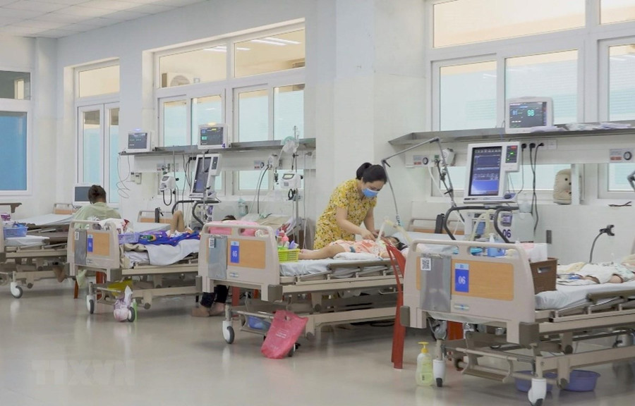 Khoa Hồi sức tích cực-Chống độc, Bệnh viện Sản Nhi Quảng Ngãi có nhiều trẻ mắc tay chân miệng với biến chứng nặng. (Ảnh: Đinh Hương/TTXVN)