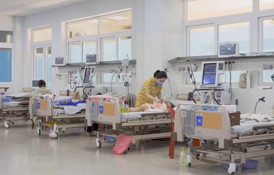 Khoa Hồi sức tích cực-Chống độc, Bệnh viện Sản Nhi Quảng Ngãi có nhiều trẻ mắc tay chân miệng với biến chứng nặng. (Ảnh: Đinh Hương/TTXVN)