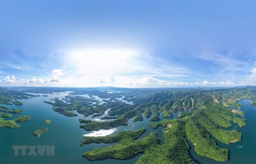 Vườn Quốc gia Tà Đùng - báu vật của mảnh đất Tây Nguyên về cả mặt kinh tế và tự nhiên. (Ảnh: Dương Giang/TTXVN)