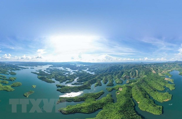 Hồ Tà Đùng đẹp nhất vào thời điểm khoảng từ tháng Bảy đến tháng Mười Hai. (Ảnh: TTXVN phát) Hồ Tà Đùng đẹp nhất vào thời điểm khoảng từ tháng Bảy đến tháng Mười Hai. (Ảnh: TTXVN phát)