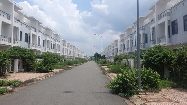 Hiện khu dân cư này gần như bỏ hoang, chỉ có vài nhà ở. Hiện khu dân cư này gần như bỏ hoang, chỉ có vài nhà ở.