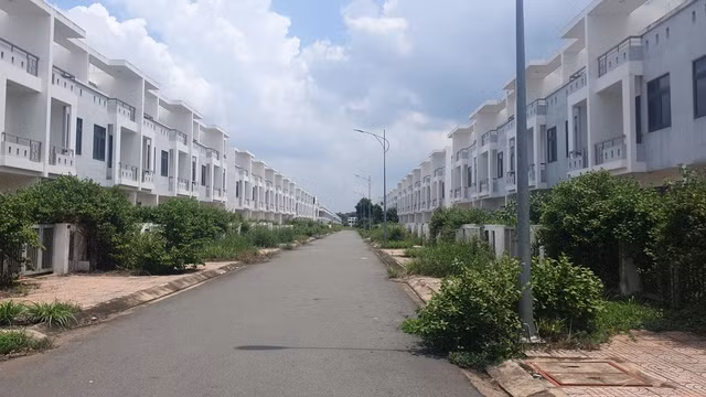 Hiện khu dân cư này gần như bỏ hoang, chỉ có vài nhà ở.