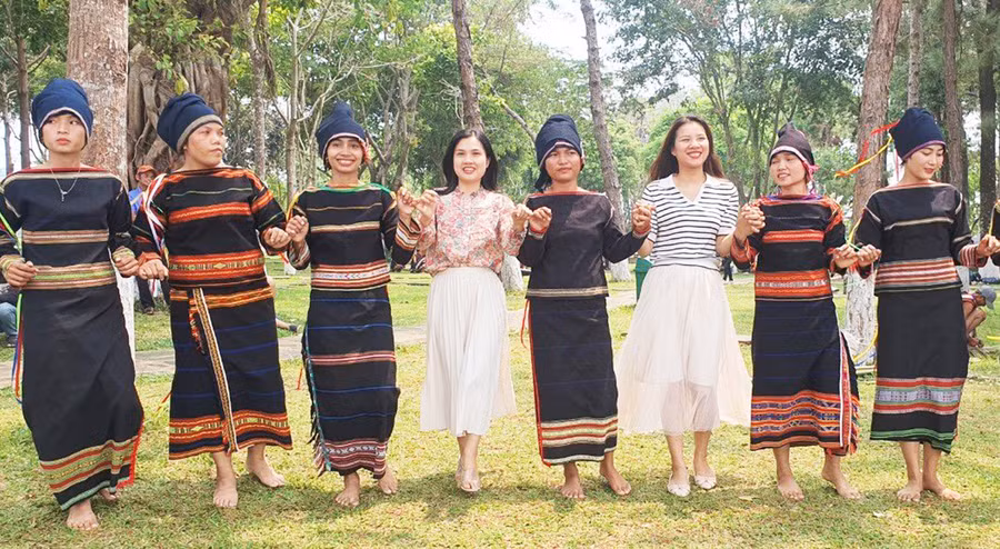 Các sự kiện văn hóa ở Gia Lai luôn thu hút du khách tham gia trải nghiệm. Ảnh: Lê Hà