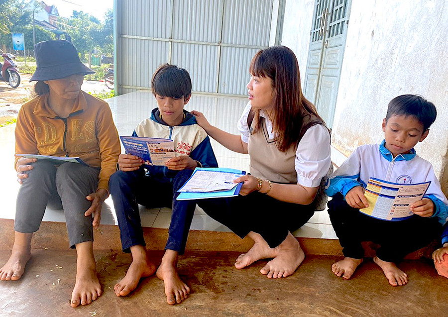 Chị Vũ Thị Hương (thứ 2 từ phải sang)-công chức Tư pháp-Hộ tịch xã Hà Bầu (huyện Đak Đoa) xuống nhà người dân để tuyên truyền giảm thiểu tảo hôn và hôn nhân cận huyết thống. Ảnh: M.T Chị Vũ Thị Hương (thứ 2 từ phải sang)-công chức Tư pháp-Hộ tịch xã Hà Bầu (huyện Đak Đoa) xuống nhà người dân để tuyên truyền giảm thiểu tảo hôn và hôn nhân cận huyết thống. Ảnh: M.T