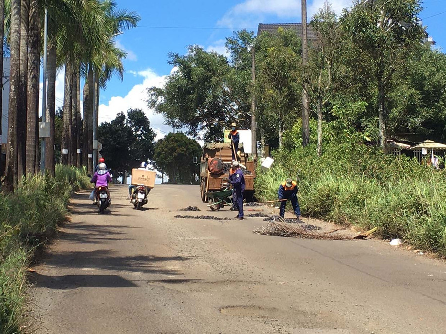 Các địa phương cũng tăng cường kiểm tra, khắc phục các ổ gà đảm bảo cho người dân đi lại thông suốt và an toàn. Ảnh: Q.T Các địa phương cũng tăng cường kiểm tra, khắc phục các ổ gà đảm bảo cho người dân đi lại thông suốt và an toàn. Ảnh: Q.T