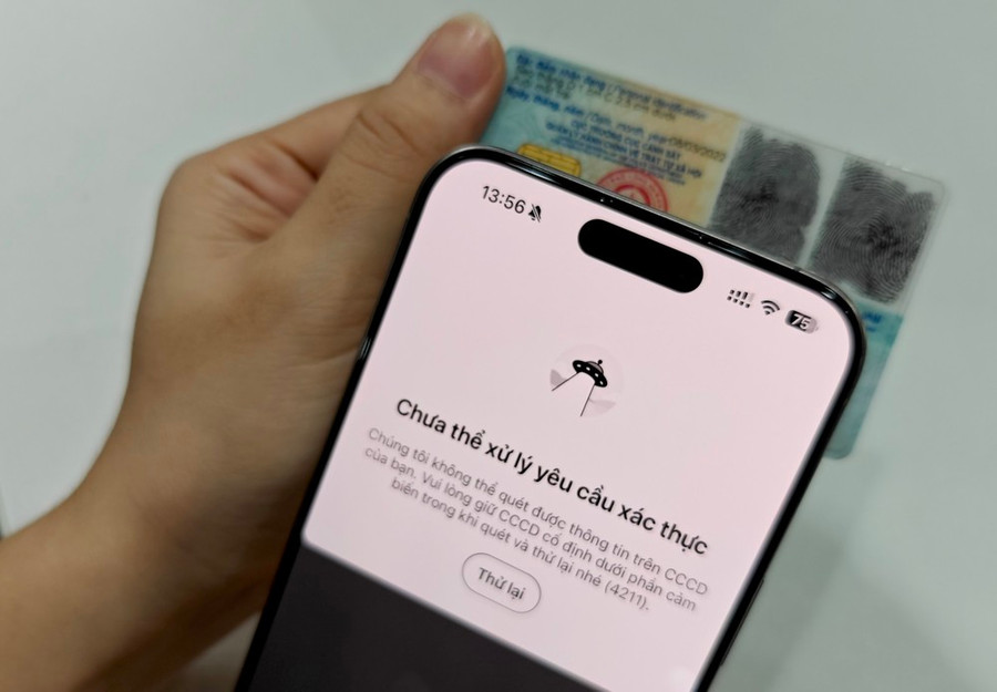 Việc quét thông tin CCCD không phải lúc nào cũng thành công khi cập nhật sinh trắc học trên ứng dụng ngân hàng. Ảnh: TẤN BA Việc quét thông tin CCCD không phải lúc nào cũng thành công khi cập nhật sinh trắc học trên ứng dụng ngân hàng. Ảnh: TẤN BA