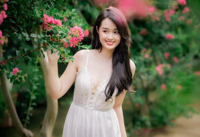 Giới trẻ thích thú khoe sắc bên hoa tường vi nở rộ - Ảnh 12. Giới trẻ thích thú khoe sắc bên hoa tường vi nở rộ ảnh 12