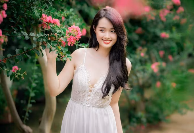 Giới trẻ thích thú khoe sắc bên hoa tường vi nở rộ ảnh 12