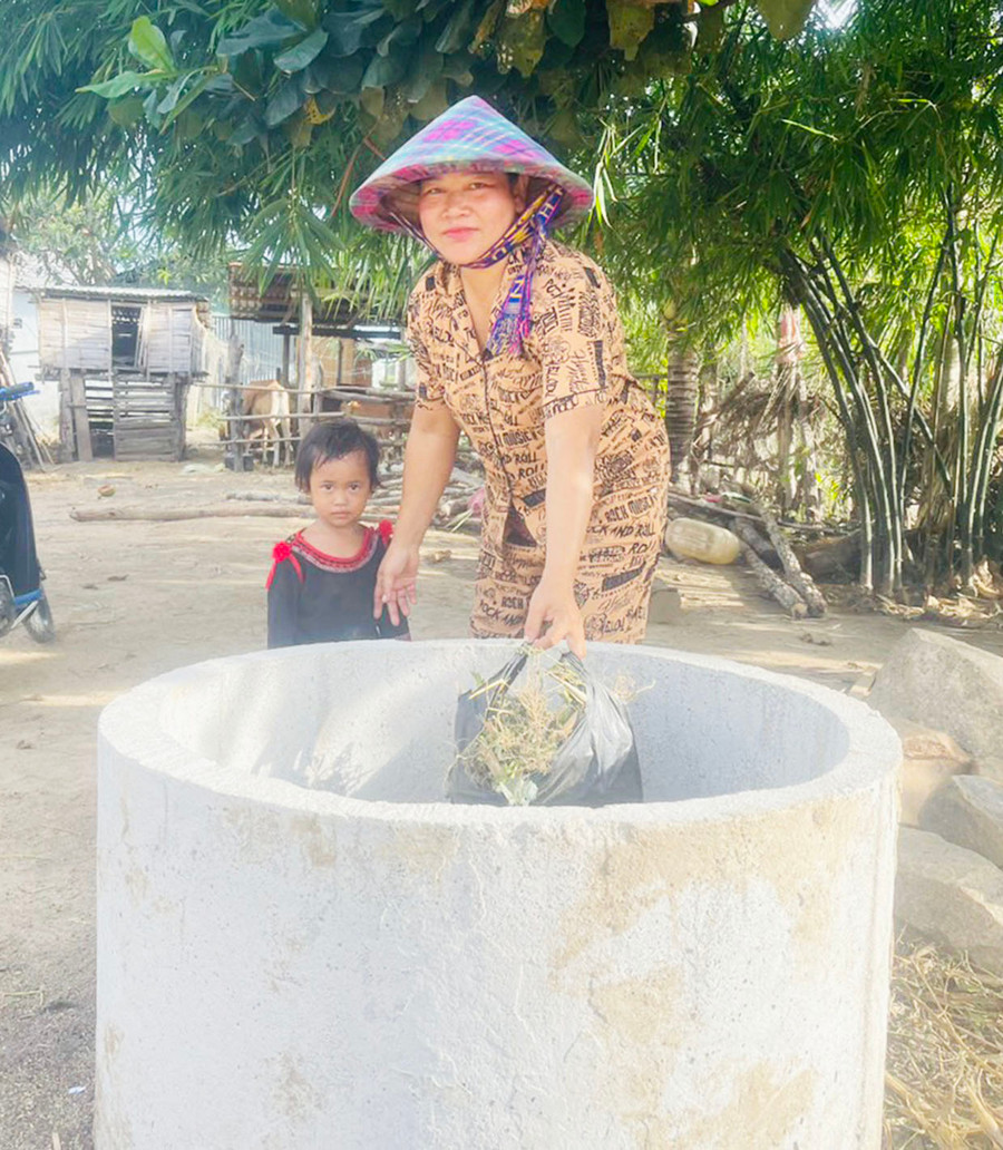 Chị Ksor H’Mer (buôn Chư Knông, xã Ia Hiao, huyện Phú Thiện) bỏ rác thải vào bể chứa do Hội LHPN xã tặng. Ảnh: V.C Chị Ksor H’Mer (buôn Chư Knông, xã Ia Hiao, huyện Phú Thiện) bỏ rác thải vào bể chứa do Hội LHPN xã tặng. Ảnh: V.C