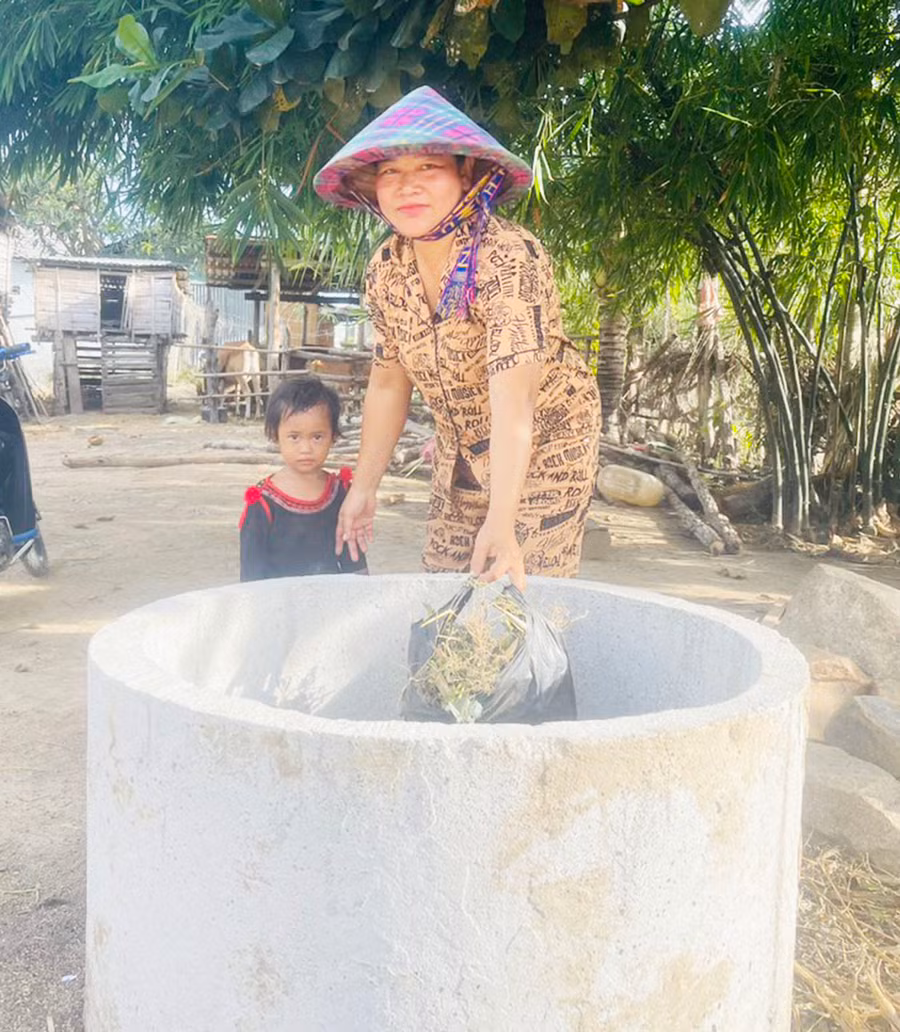 Chị Ksor H’Mer (buôn Chư Knông, xã Ia Hiao, huyện Phú Thiện) bỏ rác thải vào bể chứa do Hội LHPN xã tặng. Ảnh: V.C