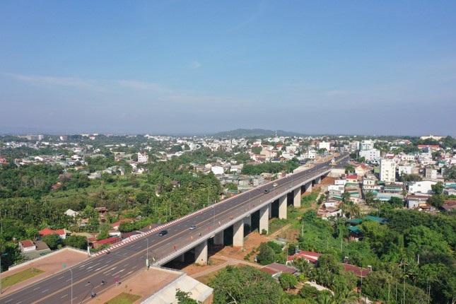 Cầu Cạn nằm trên đường mang tên Đại tướng Võ Nguyên Giáp. Cầu Cạn nằm trên đường mang tên Đại tướng Võ Nguyên Giáp.