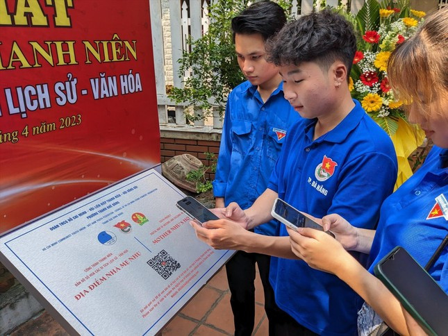 Bạn trẻ Đà Nẵng quét mã QR tại một địa chỉ đỏ Bạn trẻ Đà Nẵng quét mã QR tại một địa chỉ đỏ