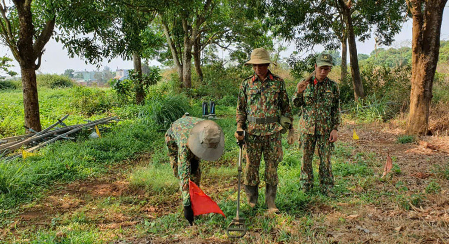 Cán bộ, chiến sĩ Đại đội Công binh tiến hành rà phá và thu gom bom, mìn, vật liệu nổ. Ảnh: V.H
