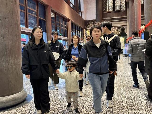 Du khách hân hoan tham quan vịnh Hạ Long trong ngày đầu năm mới. ẢNH: LÃ NGHĨA HIẾU Du khách hân hoan tham quan vịnh Hạ Long trong ngày đầu năm mới. ẢNH: LÃ NGHĨA HIẾU