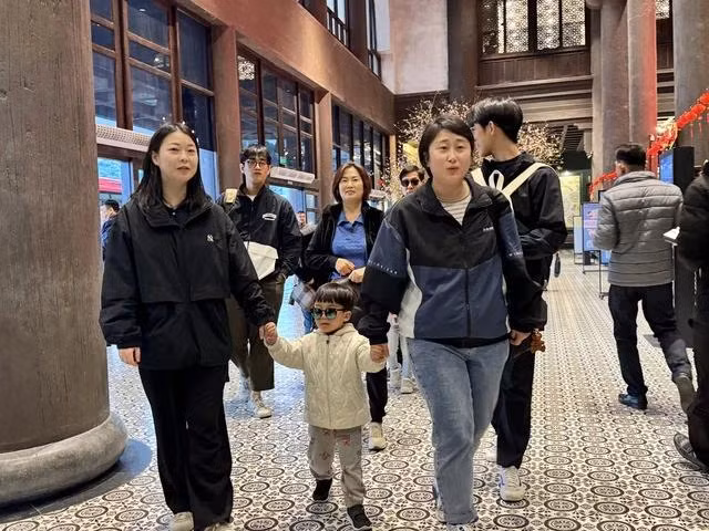 Du khách hân hoan tham quan vịnh Hạ Long trong ngày đầu năm mới. ẢNH: LÃ NGHĨA HIẾU