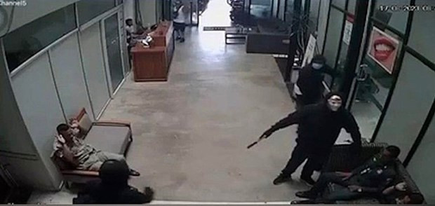 Nhóm đối tượng tại phòng khám nha khoa ở thành phố Siem Reap, tỉnh Siem Reap ngày 17/8. (Ảnh: Khmer Times) Nhóm đối tượng tại phòng khám nha khoa ở thành phố Siem Reap, tỉnh Siem Reap ngày 17/8. (Ảnh: Khmer Times)