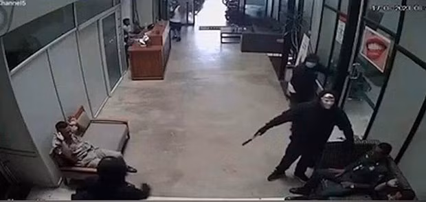 Nhóm đối tượng tại phòng khám nha khoa ở thành phố Siem Reap, tỉnh Siem Reap ngày 17/8. (Ảnh: Khmer Times)