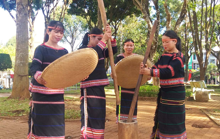 Tái hiện các hoạt động của người dân tộc thiểu số trong khuôn viên Bảo tàng tỉnh. Ảnh: M.U