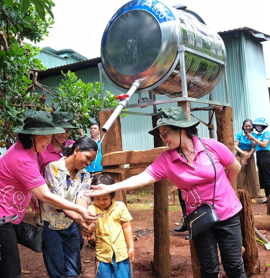 Việc được tiếp cận nước sạch sẽ giúp phụ nữ và trẻ em gái hạn chế nhiều rủi ro về sức khỏe. Ảnh: M.C Việc được tiếp cận nước sạch sẽ giúp phụ nữ và trẻ em gái hạn chế nhiều rủi ro về sức khỏe. Ảnh: M.C