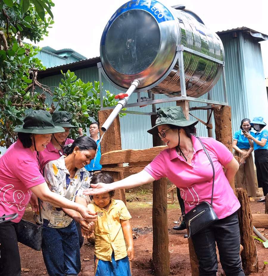 Việc được tiếp cận nước sạch sẽ giúp phụ nữ và trẻ em gái hạn chế nhiều rủi ro về sức khỏe. Ảnh: M.C