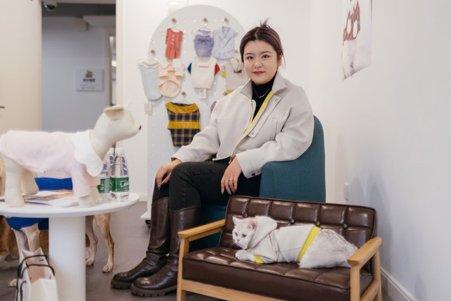 Lu Yangyang tại văn phòng công ty của mình ở Thượng Hải. Ảnh: Sixth Tone Lu Yangyang tại văn phòng công ty của mình ở Thượng Hải. Ảnh: Sixth Tone