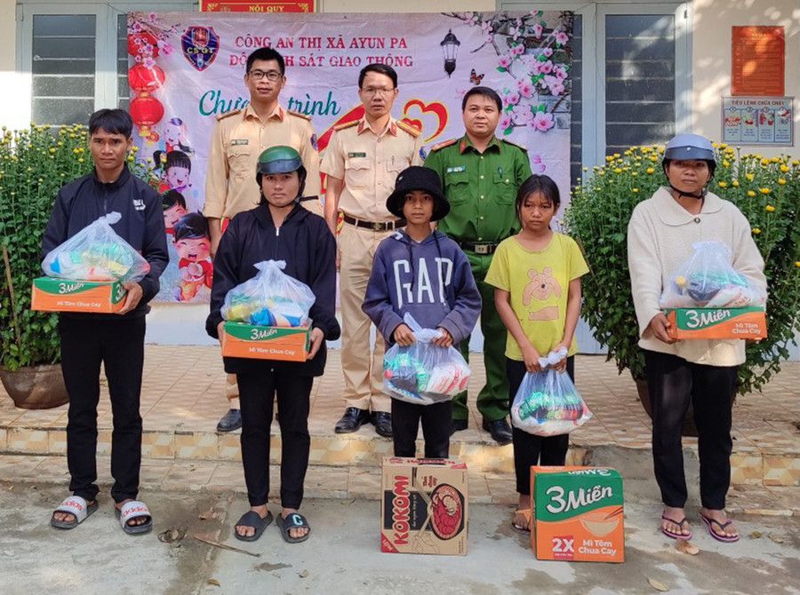 Các hộ nghèo xã Chư Băh nhận quà Tết từ Đội Cảnh sát Giao thông-Trật tự (Công an thị xã Ayun Pa). Ảnh: Thùy Linh Các hộ nghèo xã Chư Băh nhận quà Tết từ Đội Cảnh sát Giao thông-Trật tự (Công an thị xã Ayun Pa). Ảnh: Thùy Linh