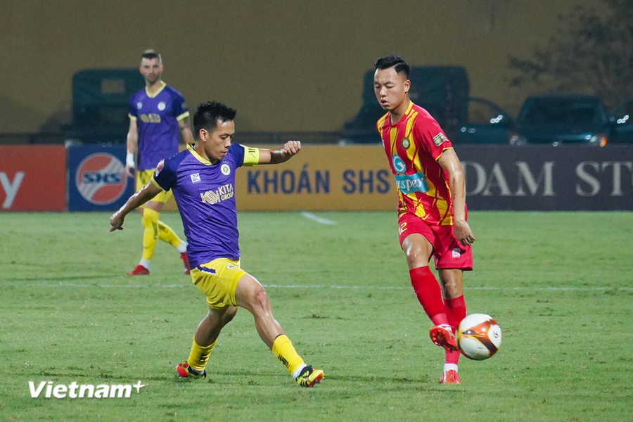 Thái Sơn (phải) càng chơi càng hay trong màu áo Đông Á Thanh Hóa. (Ảnh: Việt Anh/Vietnam+)