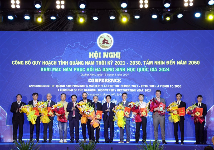 Tỉnh Quảng Nam trao các quyết định đầu tư cho doanh nghiệp đầu tư vào địa phương. (Ảnh: Trần Tĩnh/TTXVN)