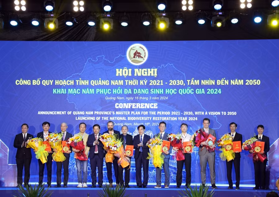 Tỉnh Quảng Nam trao các quyết định đầu tư cho doanh nghiệp đầu tư vào địa phương. (Ảnh: Trần Tĩnh/TTXVN) Tỉnh Quảng Nam trao các quyết định đầu tư cho doanh nghiệp đầu tư vào địa phương. (Ảnh: Trần Tĩnh/TTXVN)