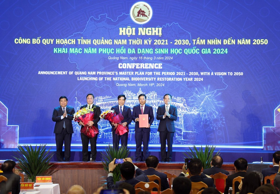 Phó Thủ tướng Trần Lưu Quang trao Quyết định quy hoạch tỉnh Quảng Nam cho lãnh đạo tỉnh Quảng Nam. (Ảnh: Trần Tĩnh/TTXVN)