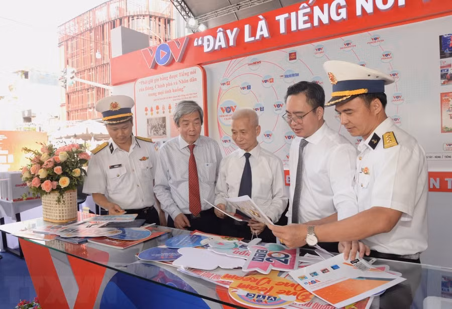 Khách tham quan, trải nghiệm tại gian trưng bày của Đài Tiếng nói Việt Nam (VOV). (Ảnh: Thu Hương/TTXVN)