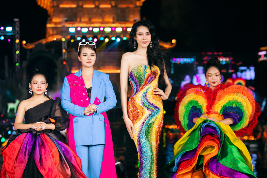 Người đẹp chuyển giới Nguyễn Hà Dịu Thảo khoe sắc nhờ chiếc váy thuộc bộ sưu tập Luminara của Thạch Linh. Ảnh: Team Kieng Can