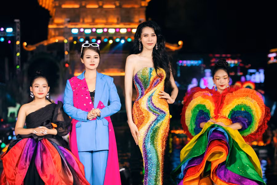 Người đẹp chuyển giới Nguyễn Hà Dịu Thảo khoe sắc nhờ chiếc váy thuộc bộ sưu tập Luminara của Thạch Linh. Ảnh: Team Kieng Can