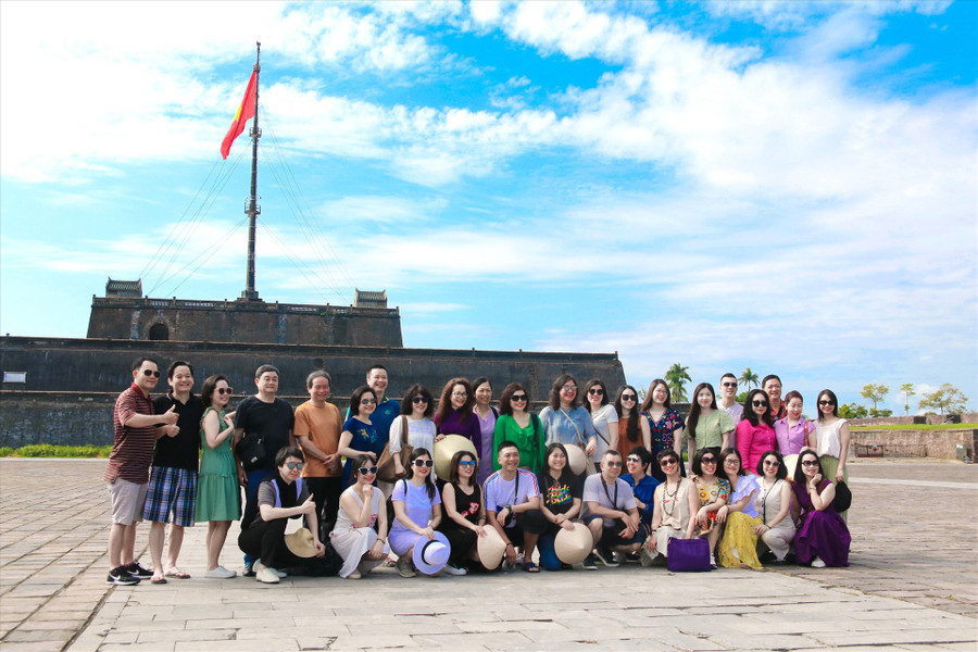 Vấn nạn viết, vẽ bậy lên Kỳ đài Kinh thành Huế đang là một tình trạng nhức nhối. Người dân cũng như du khách được khuyến khích có tinh thần và trách nhiệm bảo vệ di sản, ngăn chặn những hành vi xâm hại di tích. Từ đó góp phần xây dựng nên môi trường du lịch văn minh, đúng với tên gọi của thành phố Huế - thành phố Du lịch. Vấn nạn viết, vẽ bậy lên Kỳ đài Kinh thành Huế đang là một tình trạng nhức nhối. Người dân cũng như du khách được khuyến khích có tinh thần và trách nhiệm bảo vệ di sản, ngăn chặn những hành vi xâm hại di tích. Từ đó góp phần xây dựng nên môi trường du lịch văn minh, đúng với tên gọi của thành phố Huế - thành phố Du lịch.