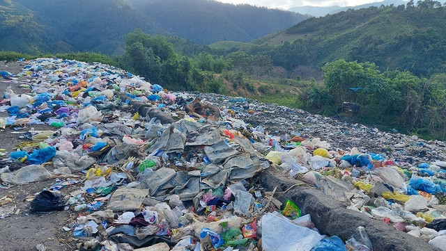 Bãi rác của H.Đăk Glei đã quá tải. Ảnh ĐỨC NHẬT