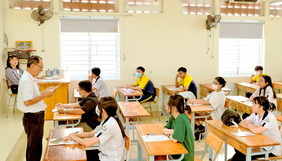 Thí sinh dự thi tốt nghiệp THPT năm 2024 tại điểm thi Trường THPT Bùi Thị Xuân (quận 1, TPHCM). Ảnh: HOÀNG HÙNG Thí sinh dự thi tốt nghiệp THPT năm 2024 tại điểm thi Trường THPT Bùi Thị Xuân (quận 1, TPHCM). Ảnh: HOÀNG HÙNG
