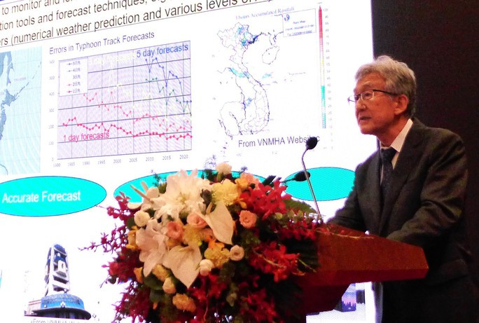 Ông Hasegawa Naoyuki, nguyên Tổng giám đốc Cơ quan khí tượng Nhật Bản, trình bày tại buổi Hội thảo. Ảnh: JICA