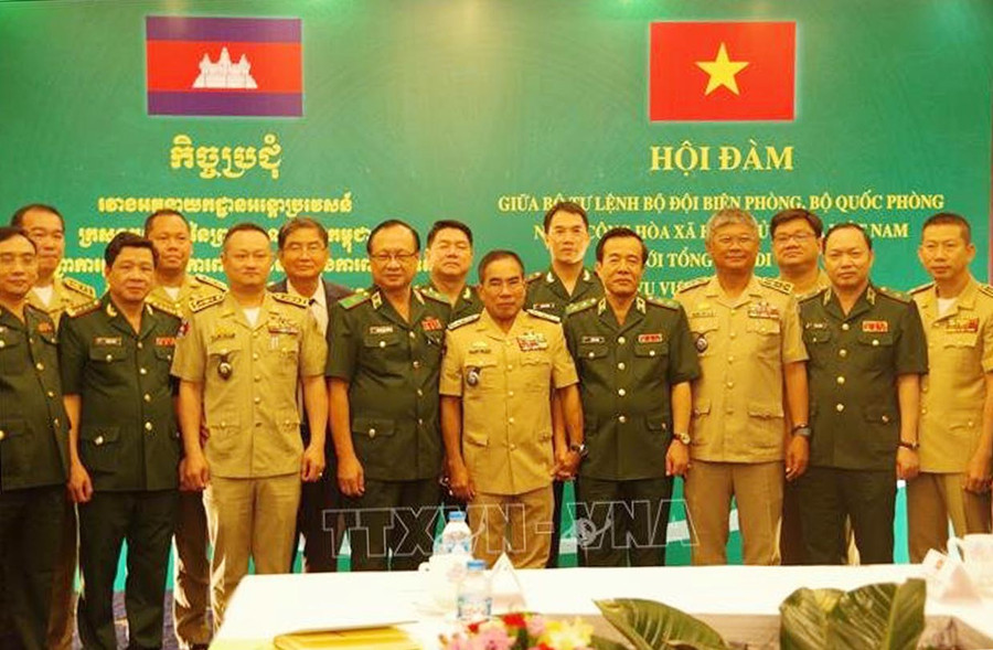 Trong ảnh: Đoàn đại biểu Bộ Tư lệnh Bộ đội Biên phòng, Bộ Quốc phòng Việt Nam do Trung tướng Lê Đức Thái (thứ 4 từ phải sang), Tư lệnh Bộ đội Biên phòng làm Trưởng đoàn đã hội đàm với đoàn đại biểu Tổng cục Di trú, Bộ Nội vụ Campuchia do Đại tướng Kirth Chantharith (giữa),Tổng cục trưởng Tổng cục Di trú dẫn đầu. Ảnh: TTXVN phát Trong ảnh: Đoàn đại biểu Bộ Tư lệnh Bộ đội Biên phòng, Bộ Quốc phòng Việt Nam do Trung tướng Lê Đức Thái (thứ 4 từ phải sang), Tư lệnh Bộ đội Biên phòng làm Trưởng đoàn đã hội đàm với đoàn đại biểu Tổng cục Di trú, Bộ Nội vụ Campuchia do Đại tướng Kirth Chantharith (giữa),Tổng cục trưởng Tổng cục Di trú dẫn đầu. Ảnh: TTXVN phát