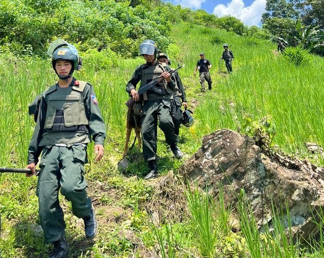 Lực lượng chức năng truy bắt Bàn Văn Thú. Ảnh: Công an cung cấp