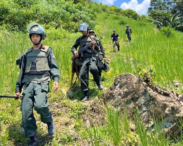 Lực lượng chức năng truy bắt Bàn Văn Thú. Ảnh: Công an cung cấp