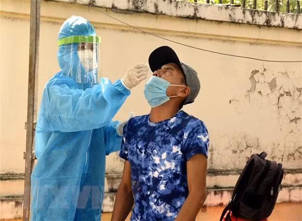 Test sàng lọc COVID-19 ở Sóc Trăng vẫn được tiến hành thường xuyên. (Ảnh: Trung Hiếu/TTXVN)